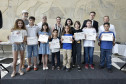 Crianças da Categoria Infantil que tiveram seus desenhos selecionados para a exposição recebem certificado de participação no Concurso de Desenho do Centro Juvenil de Artes Plásticas. Curitiba, 12 de novembro de 2019.