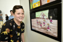 Miguel Taborda Ribas Leocardio, vencedor da categoria infantil, ao lado de sua obra na abertura da exposição do Concurso de Desenho do Centro Juvenil de Artes. Curitiba, 12 de novembro de 2019.