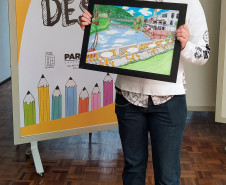 Jovem recebe prêmio do 2º Concurso de Desenho
