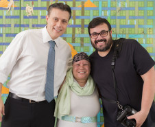 O diretor do Centro Juvenil de Artes Luiz Gustavo Vidal Pinto, a estagiária Alessandra do Rocio Andrade e o professor de fotografia, Aurélio Peluso.