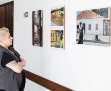 Fotos de Alessandra do Rocio Andrade em exposição no Centro Juvenil de Artes.