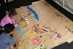 Pintura com tinta guache em papel kraft é uma das atividades destinada a toda a família e será ofertada pelo Centro Juvenil de Artes.