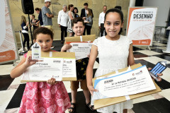 Os vencedores da Categoria Infantil recebem certificado, troféu e premiação. Da esquerda para a direita, Manuela Linck Rauber, Miguel Taborda Ribas Leocardio e Kathellen Juliane Gonçalves da Silva. Curitiba, 12 de novembro de 2019. 