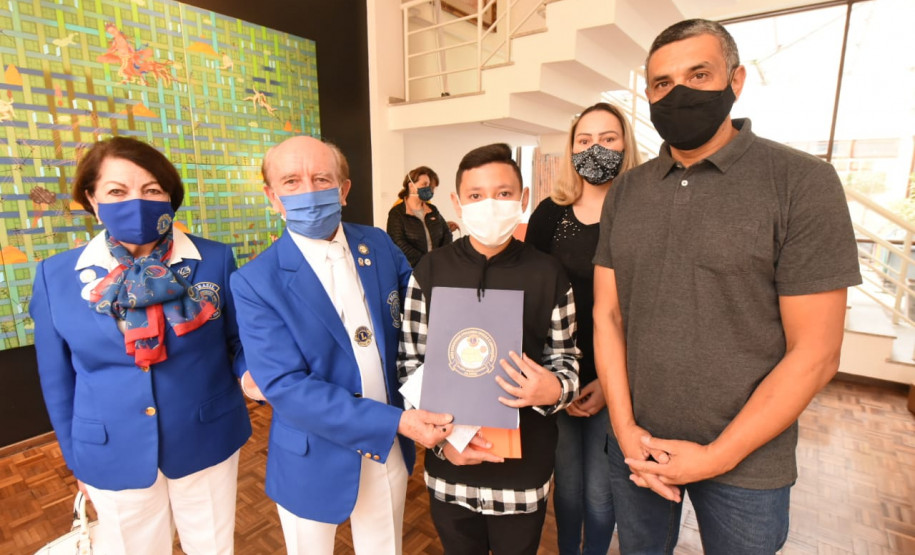 Thiago recebe prêmio do Lions