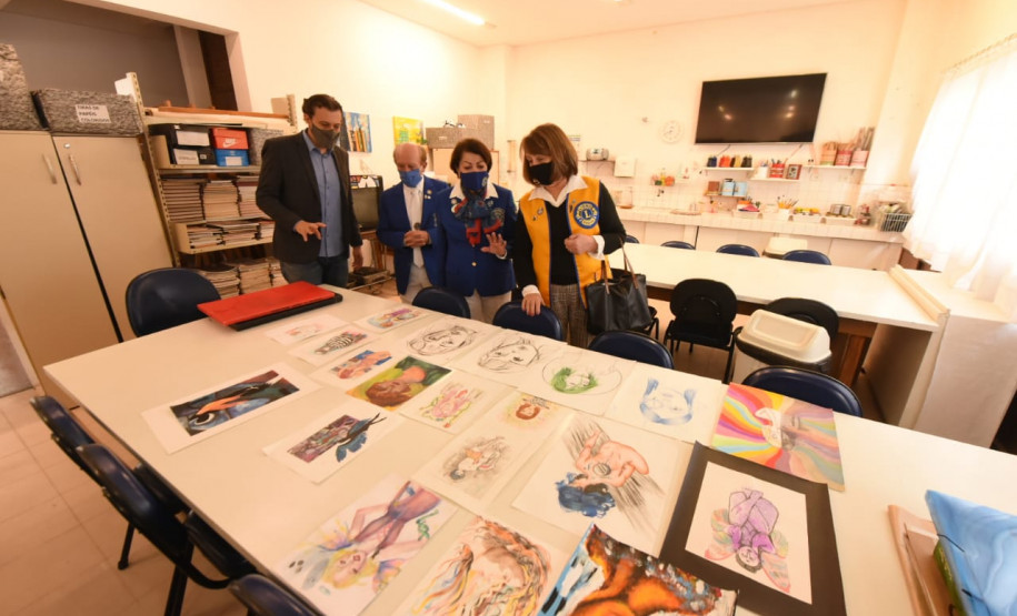 Thiago recebe prêmio do Lions