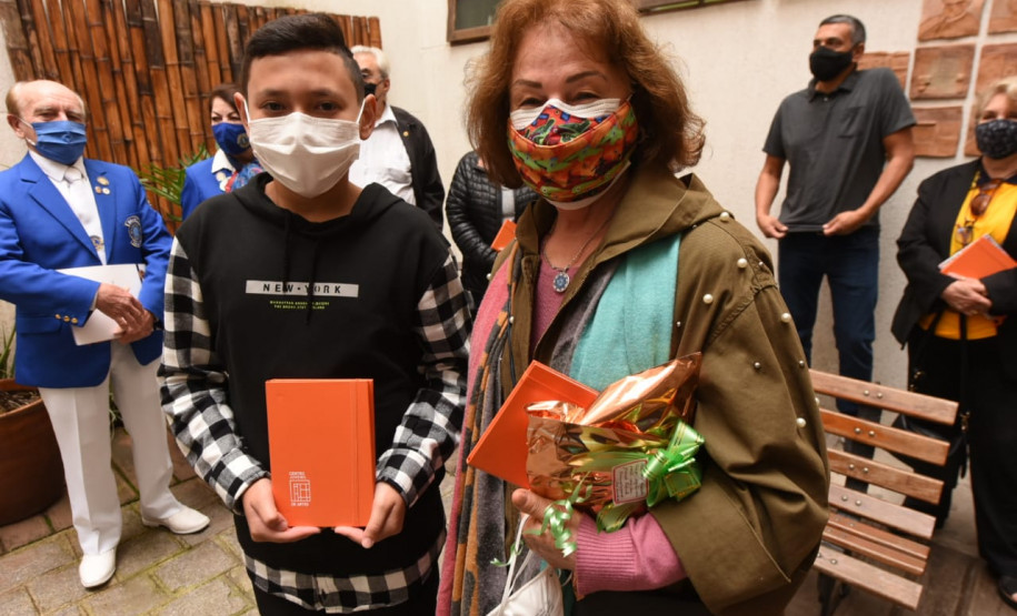 Thiago recebe prêmio do Lions