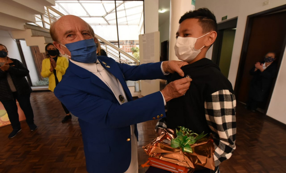 Thiago recebe prêmio do Lions