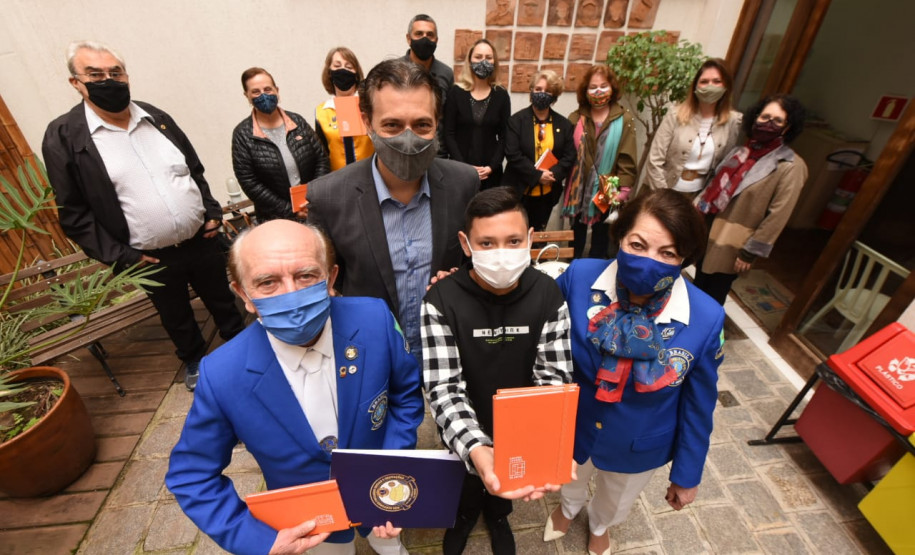 Thiago recebe prêmio do Lions