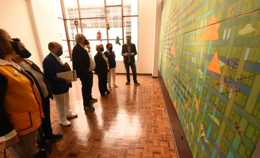 Thiago recebe prêmio do Lions