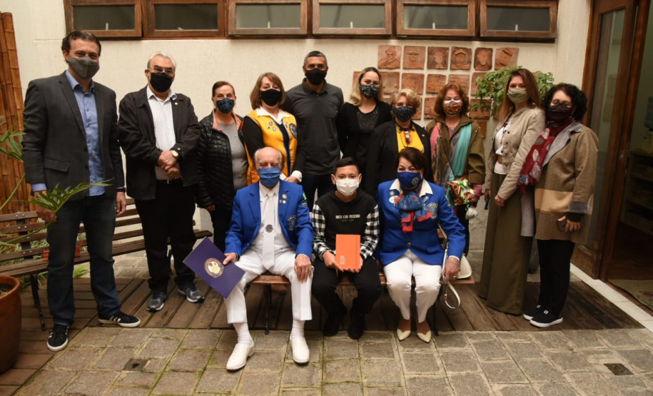 Thiago recebe prêmio do Lions