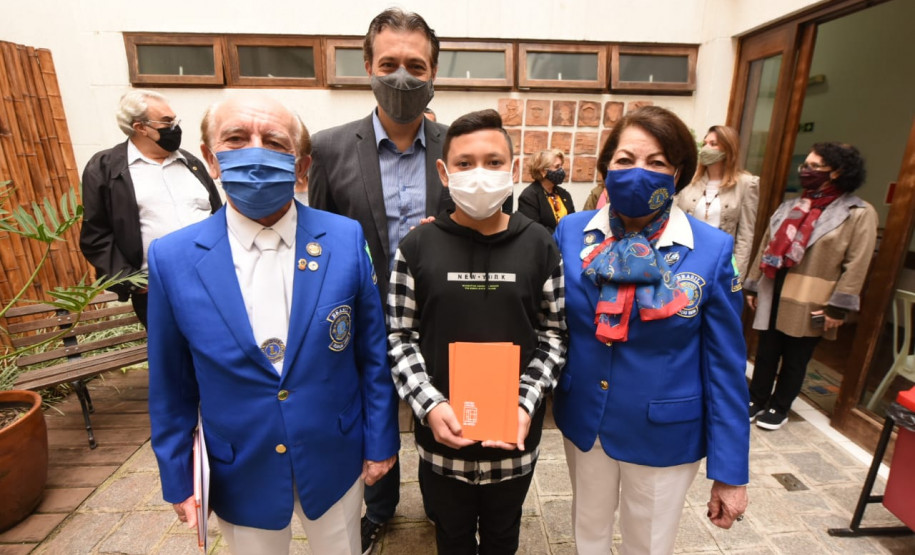 Thiago recebe prêmio do Lions