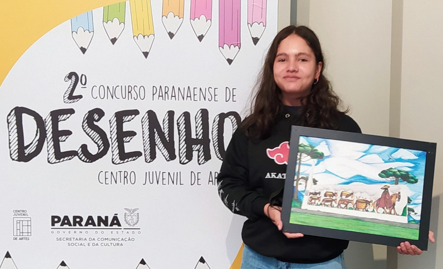 Jovem recebe prêmio do 2º Concurso de Desenho