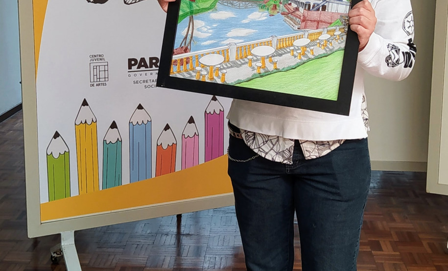Jovem recebe prêmio do 2º Concurso de Desenho