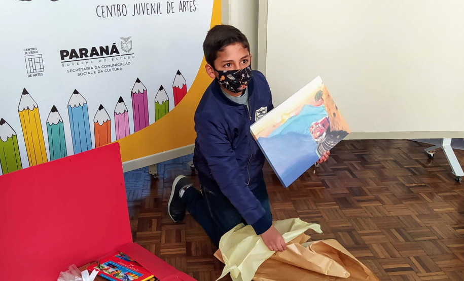Jovem recebe prêmio do 2º Concurso de Desenho
