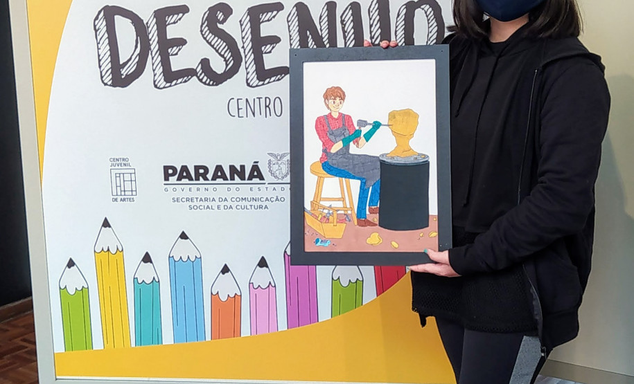Jovem recebe prêmio do 2º Concurso de Desenho