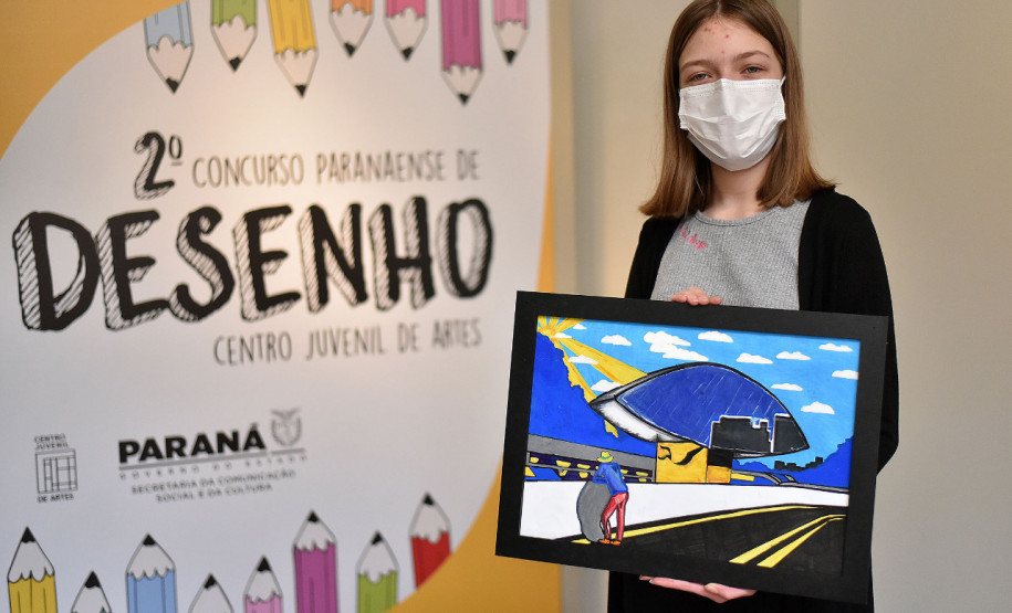 Jovem recebe prêmio do 2º Concurso de Desenho