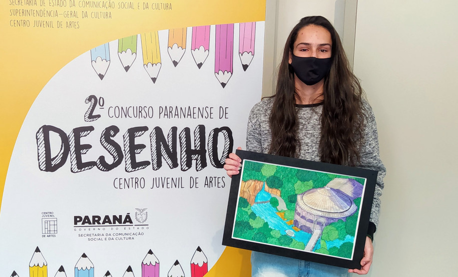 Jovem recebe prêmio do 2º Concurso de Desenho