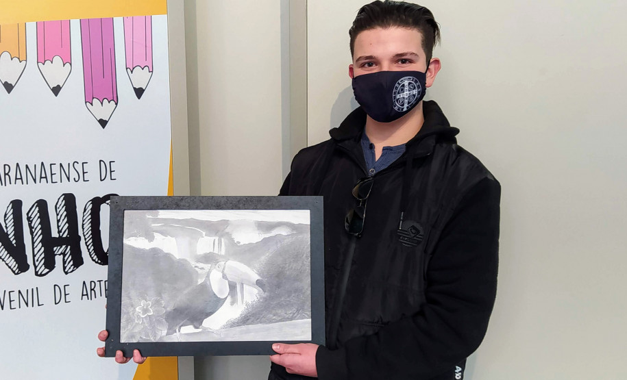 Jovem recebe prêmio do 2º Concurso de Desenho