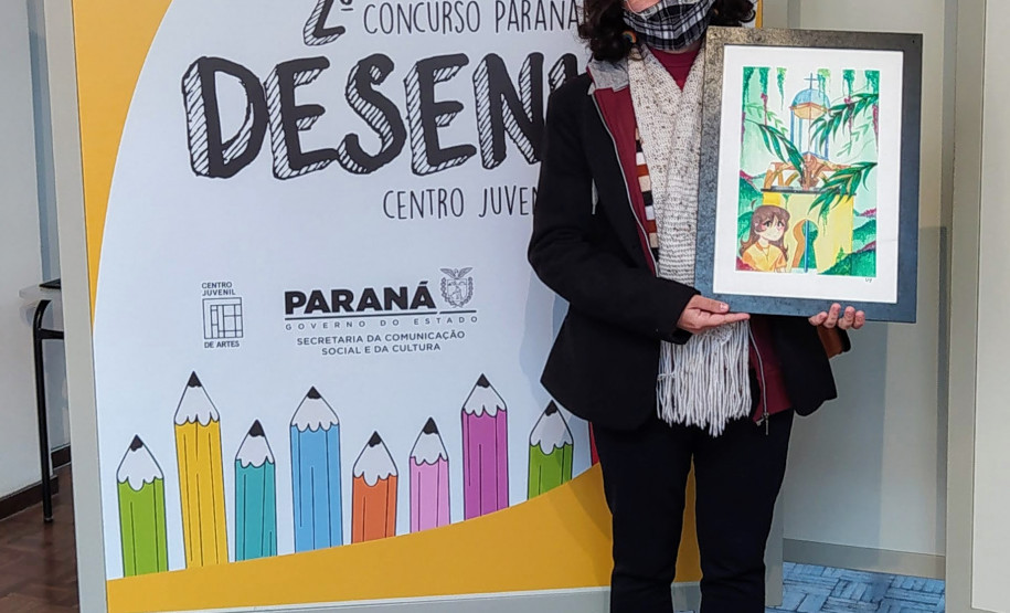 Jovem recebe prêmio do 2º Concurso de Desenho