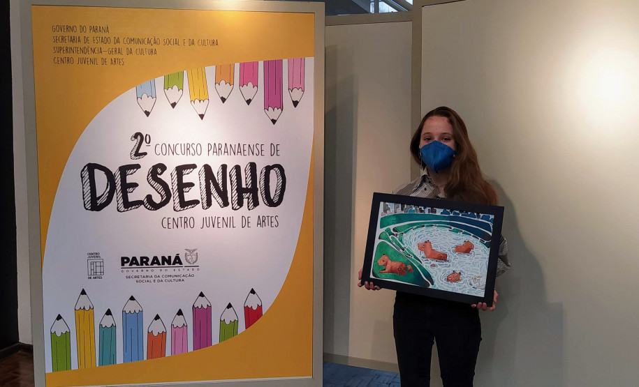 Jovem recebe prêmio do 2º Concurso de Desenho