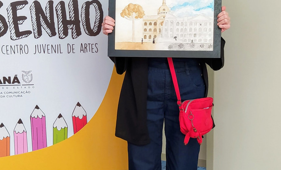 Jovem recebe prêmio do 2º Concurso de Desenho