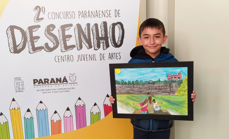 Jovem recebe prêmio do 2º Concurso de Desenho