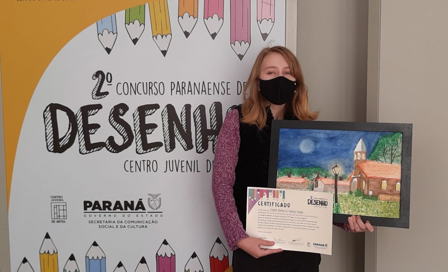 Jovem recebe prêmio do 2º Concurso de Desenho