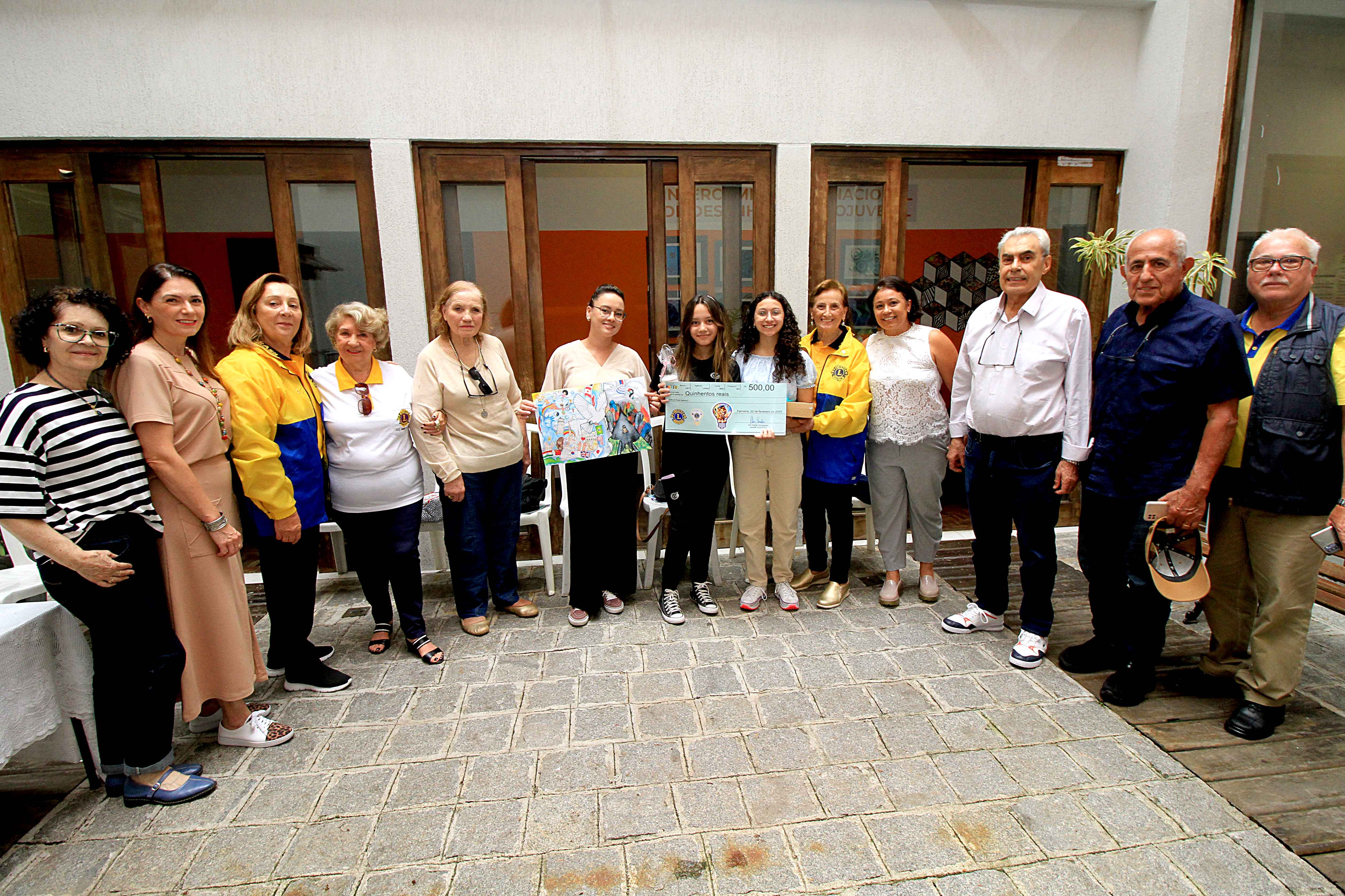 Alunas do Centro Juvenil de Artes Plásticas recebem prêmio de concurso internacional. Foto: Anderson Tozato/SEEC