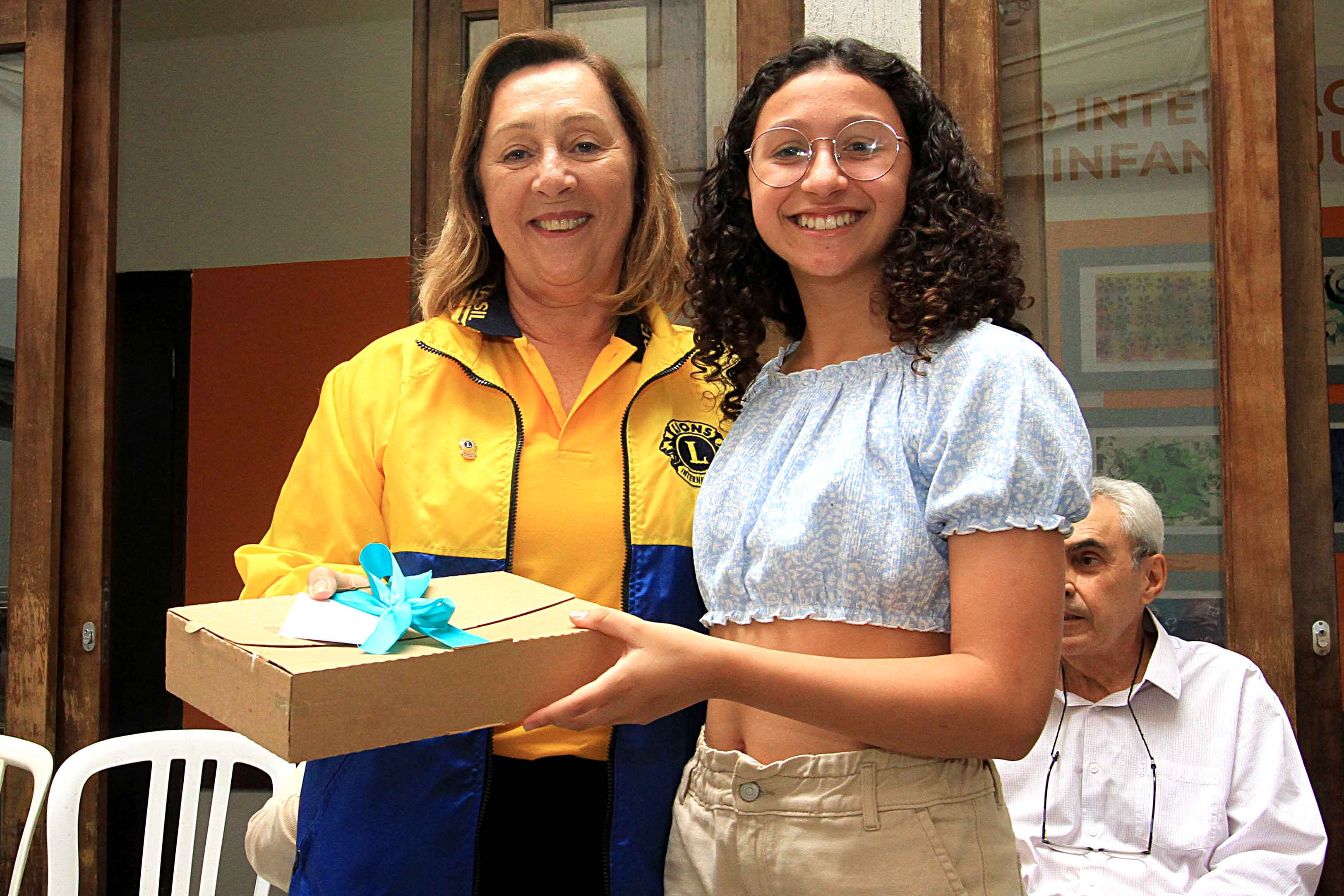 Alunas do Centro Juvenil de Artes Plásticas recebem prêmio de concurso internacional. Foto: Anderson Tozato/SEEC
