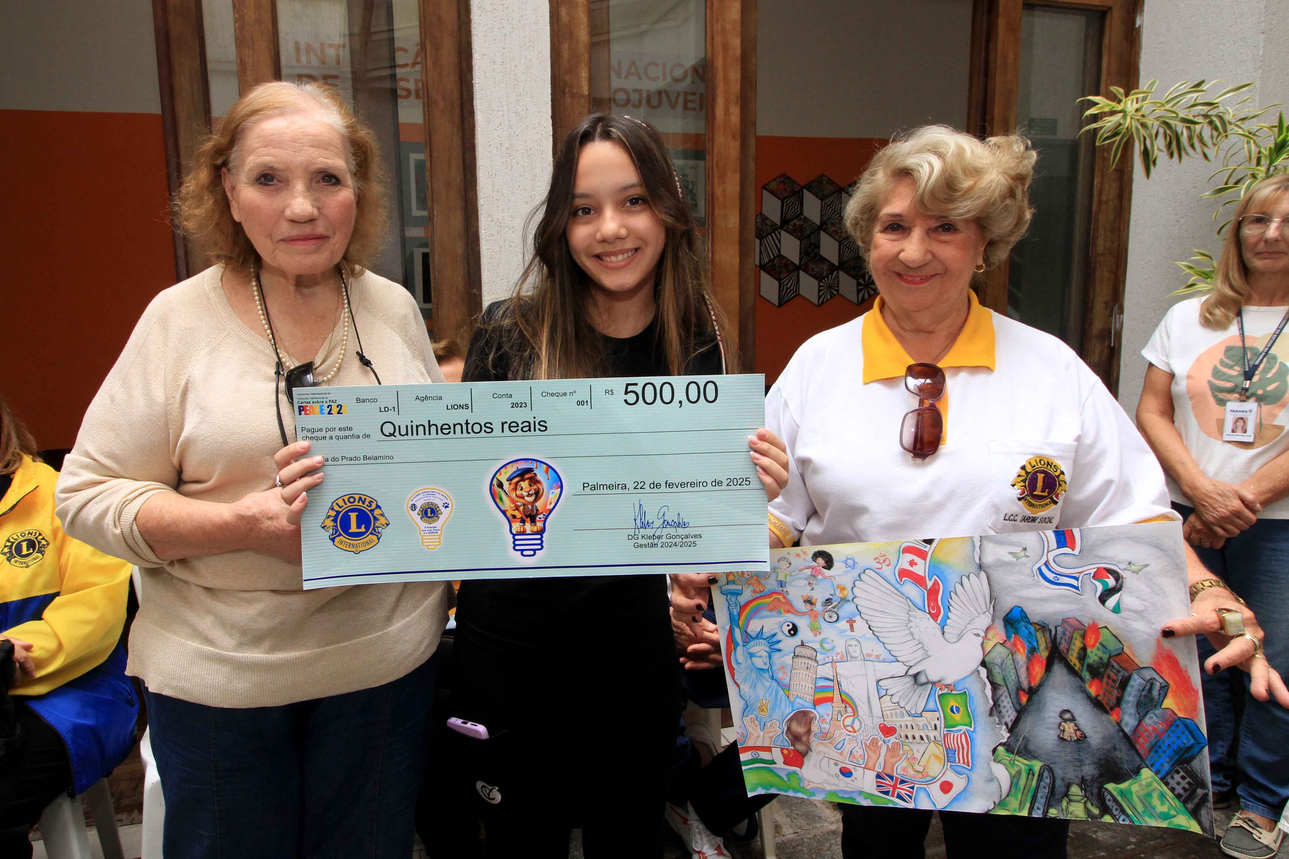 Alunas do Centro Juvenil de Artes Plásticas recebem prêmio de concurso internacional. Foto: Anderson Tozato/SEEC