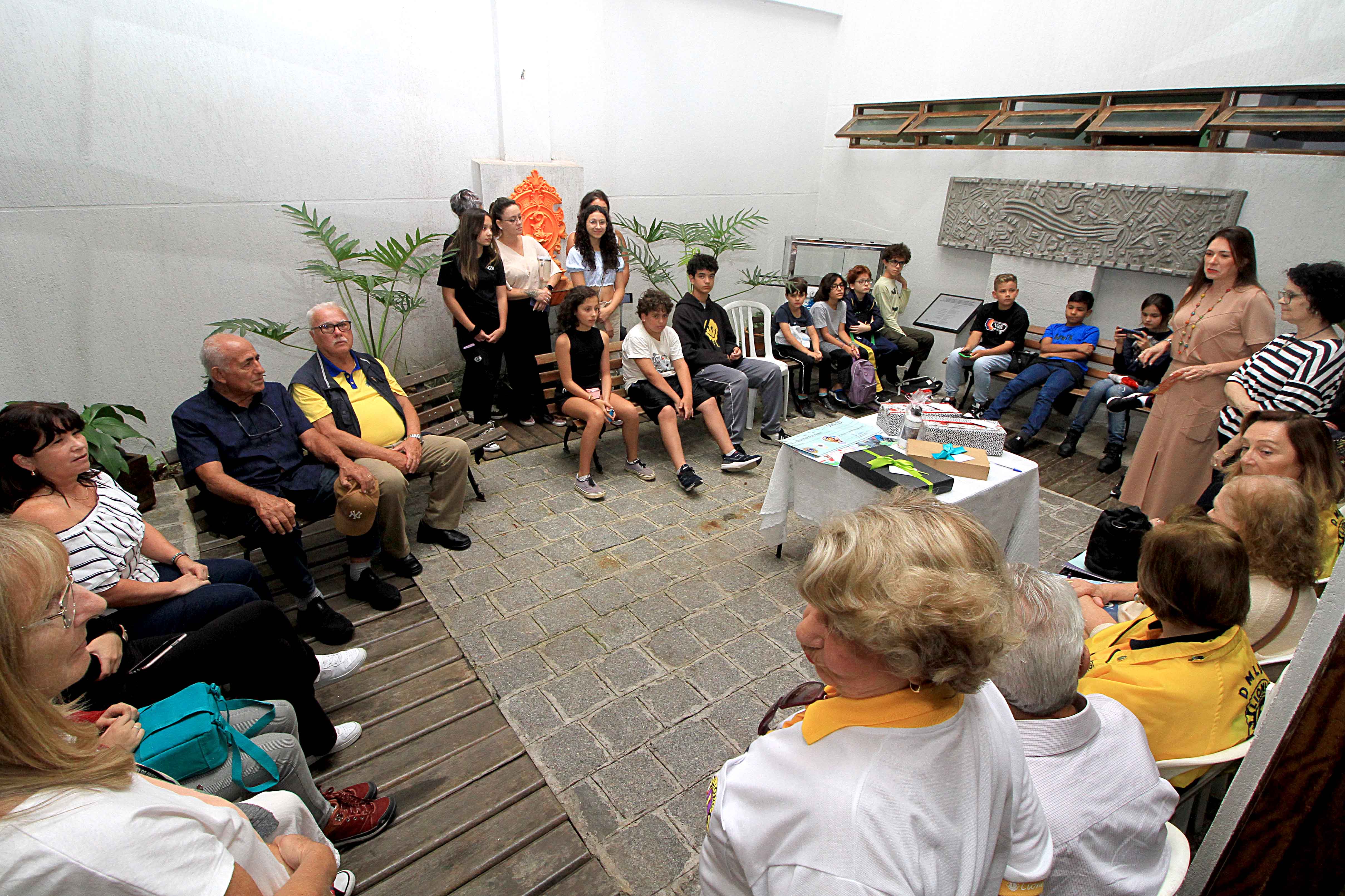 Alunas do Centro Juvenil de Artes Plásticas recebem prêmio de concurso internacional. Foto: Anderson Tozato/SEEC