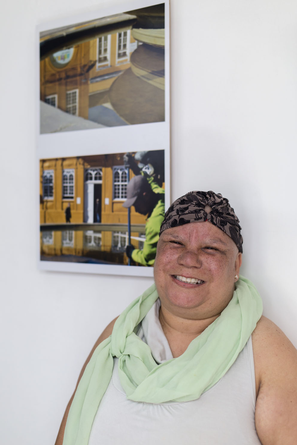 Alessandra Rocio de Andrade durante abertura de sua exposição em 2019.