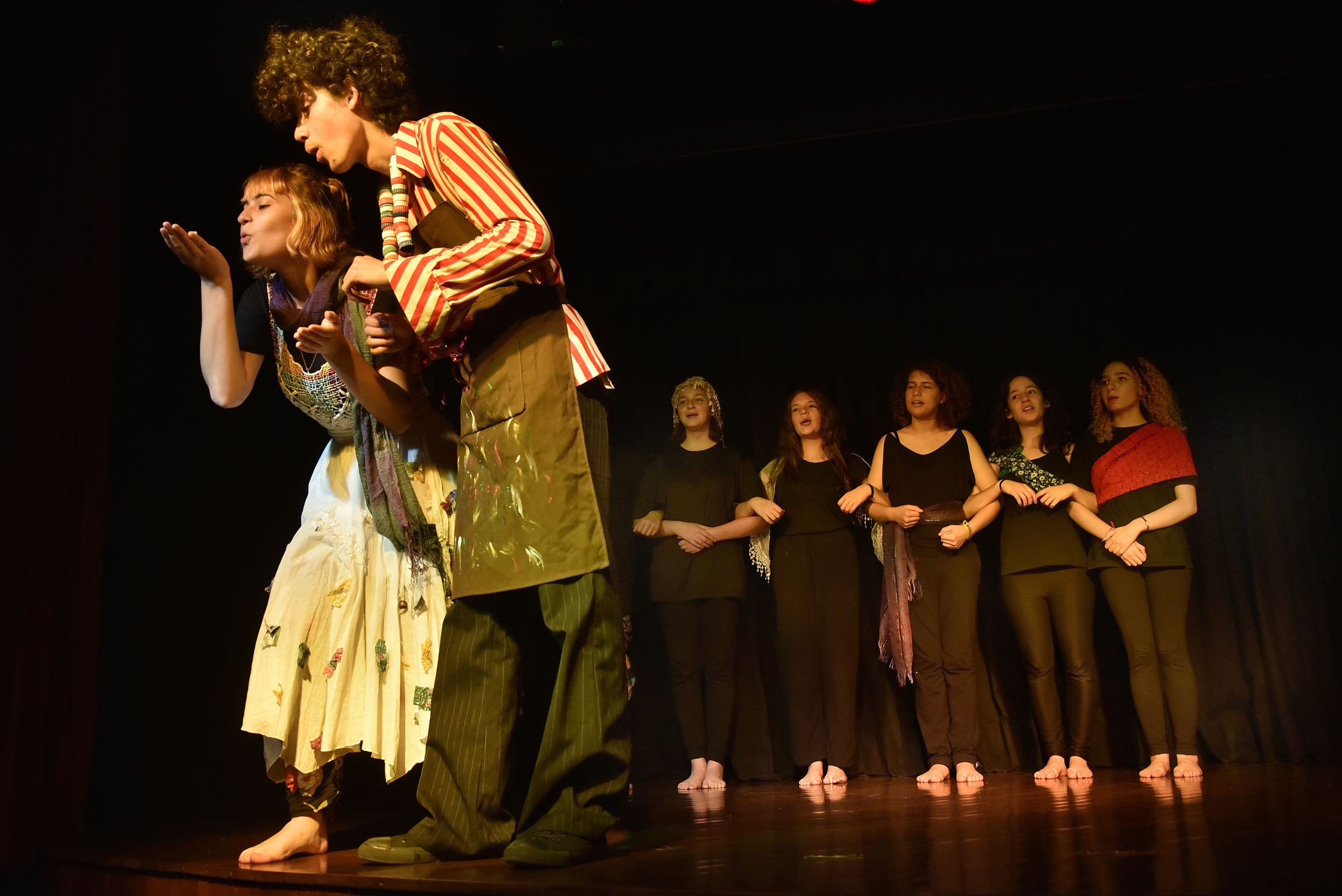 Turma juvenil do curso de teatro ensaia peça Insignificâncias em homenagem aos artistas populares Efigênia Rolim e Hélio Leites.