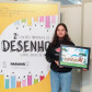 Jovem recebe prêmio do 2º Concurso de Desenho