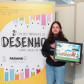 Jovem recebe prêmio do 2º Concurso de Desenho