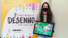 Jovem recebe prêmio do 2º Concurso de Desenho