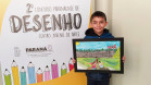 Jovem recebe prêmio do 2º Concurso de Desenho