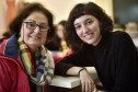 A professora Lurdinha Paglia e a ex-aluna do curso de Desenho do CJAP, Luiza Urban.