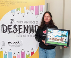 Jovem recebe prêmio do 2º Concurso de Desenho