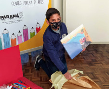 Jovem recebe prêmio do 2º Concurso de Desenho