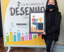 Jovem recebe prêmio do 2º Concurso de Desenho