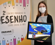 Jovem recebe prêmio do 2º Concurso de Desenho