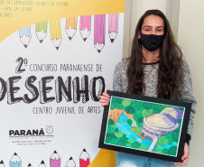 Jovem recebe prêmio do 2º Concurso de Desenho