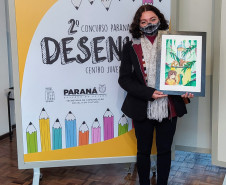 Jovem recebe prêmio do 2º Concurso de Desenho