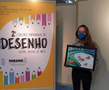 Jovem recebe prêmio do 2º Concurso de Desenho