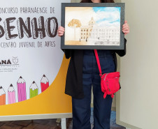 Jovem recebe prêmio do 2º Concurso de Desenho