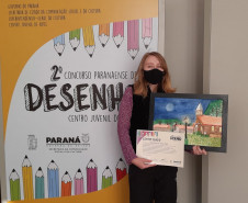 Jovem recebe prêmio do 2º Concurso de Desenho