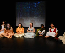 Turma de teatro do Centro Juvenil de Artes Plásticas se apresenta no Miniauditório do Teatro Guaíra