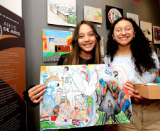 Alunas do Centro Juvenil de Artes Plásticas recebem prêmio de concurso internacional. Foto: Anderson Tozato/SEEC