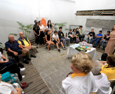 Alunas do Centro Juvenil de Artes Plásticas recebem prêmio de concurso internacional. Foto: Anderson Tozato/SEEC